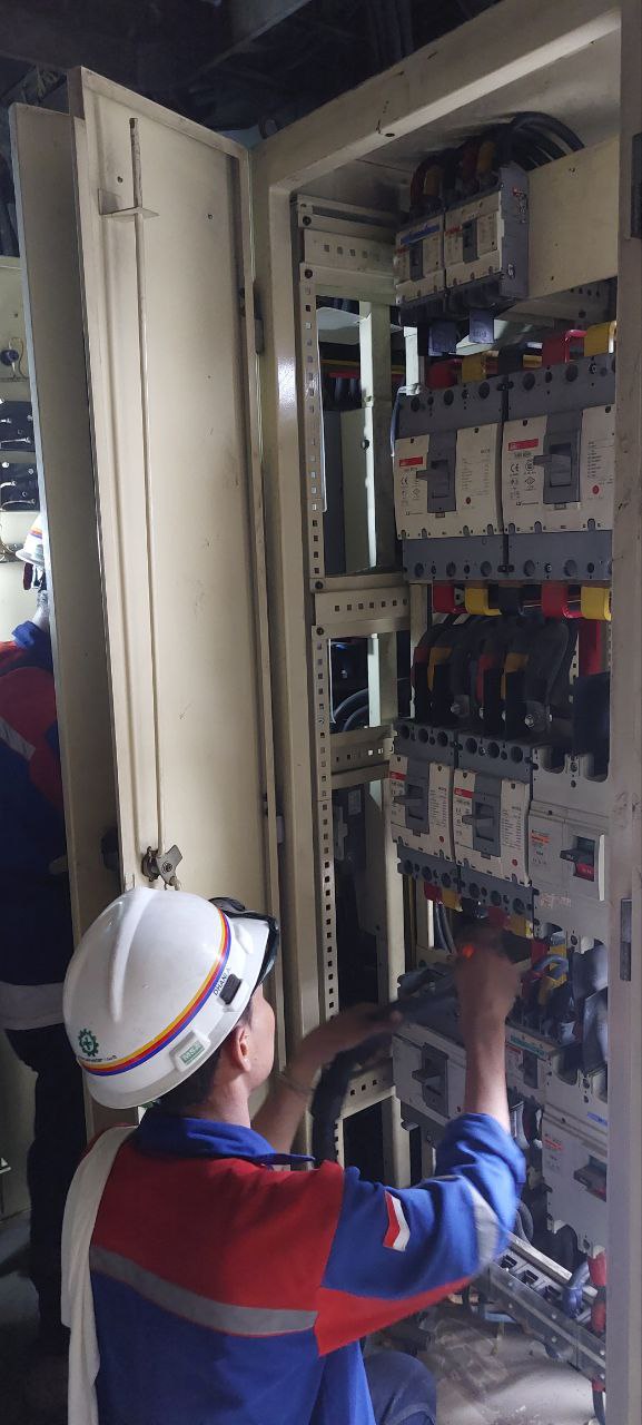 Teknisi preventive maintenance panel dan trafo