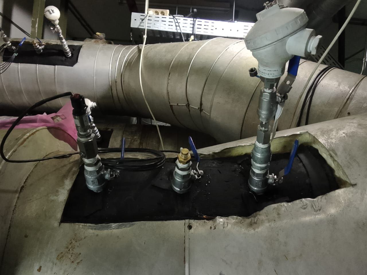 Hot tapping temperature sensor
