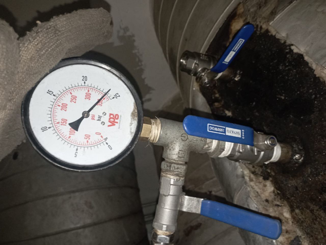 Hot tapping pressure sensor