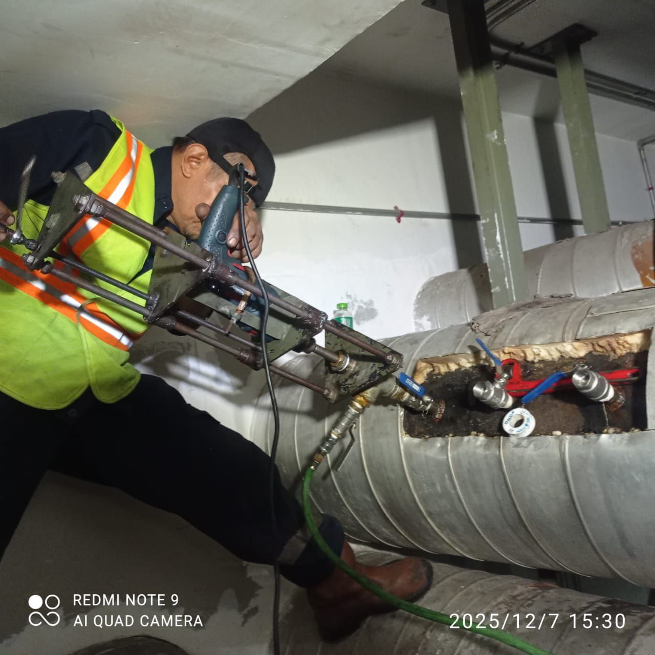 Hot tapping test plug