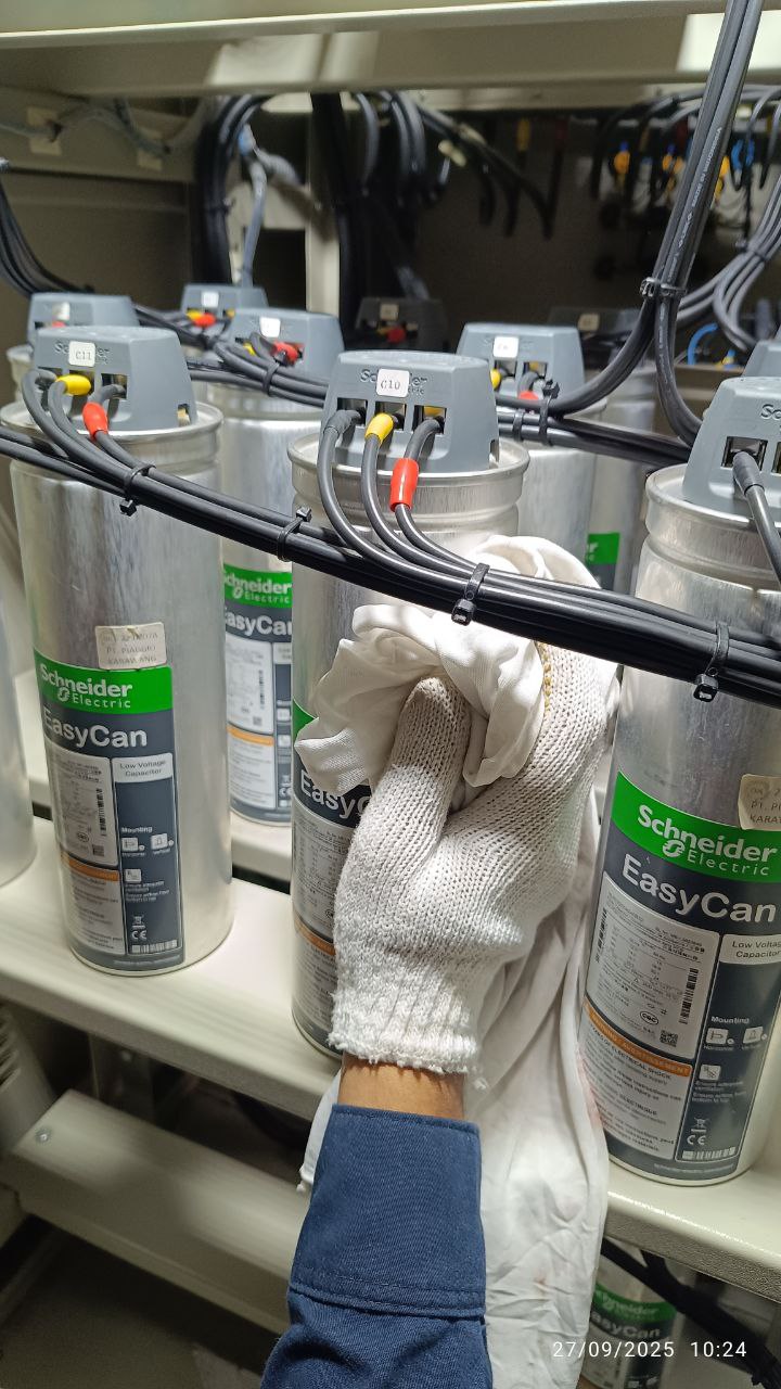 Pembersihan panel listrik industri
