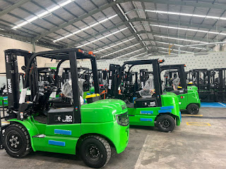 Forklift listrik imow di area warehouse industri