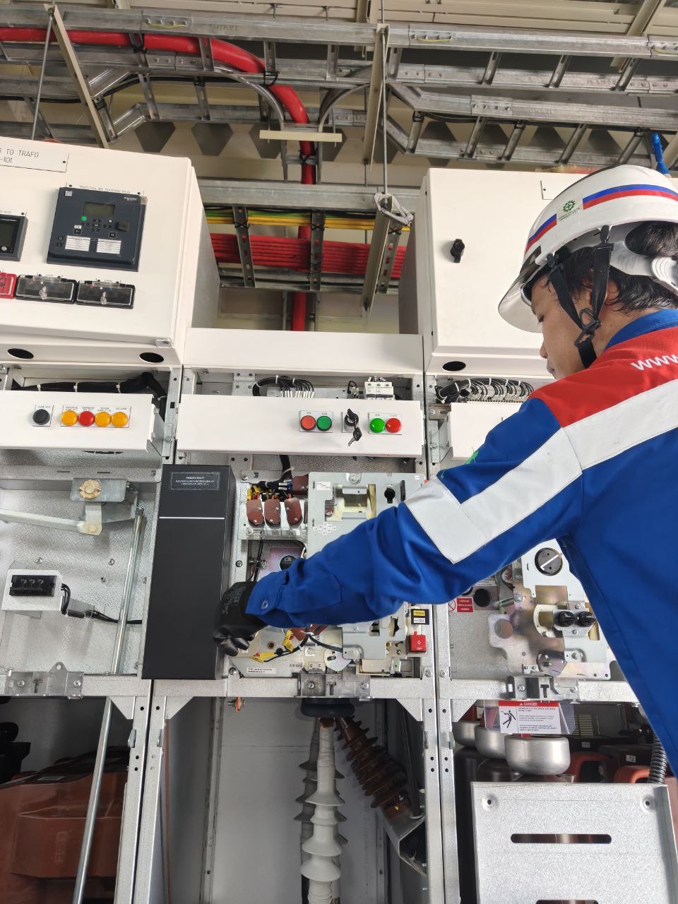 Maintenance medium voltage panel