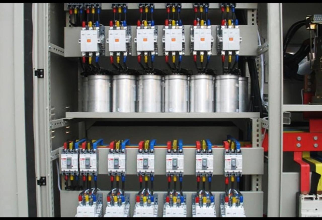 Panel capacitor bank untuk koreksi power factor pada instalasi listrik industri